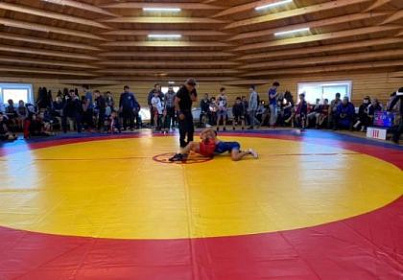 Кузьма Алдаров приветствовал участников школьного турнира по вольной борьбе в селе Закулей Нукутского района